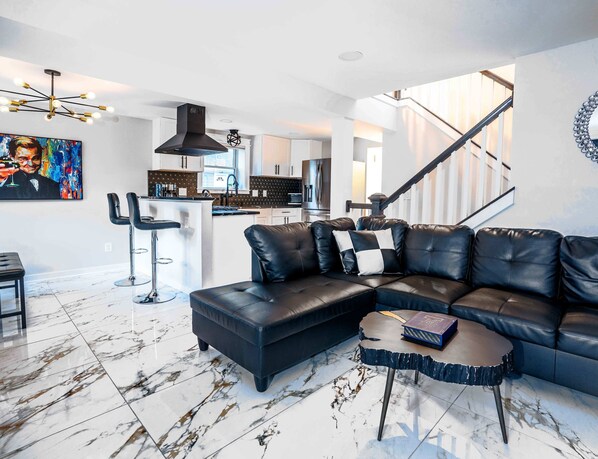 Casa, varias camas, patio, vista al jardín (Boujee on Barry) | Área de sala de estar | Televisión de pantalla plana de 42 pulgadas con canales digitales 