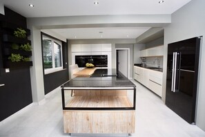 Geladeira, micro-ondas, fogão, cooktop