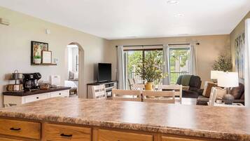 Condo, Multiple Beds, Patio, Garden View (Branson Cozy Bungalow) | Interior