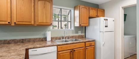 Condo, Multiple Beds, Patio, Garden View (Branson Cozy Bungalow) | Private kitchen