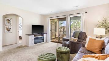 Condo, Berbilang Katil, Patio, Garden View (Branson Cozy Bungalow) | Ruang tamu | 42 inci televisyen skrin rata dengan digital, pendiangan