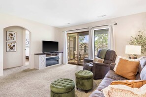 Apartment, Mehrere Betten, Terrasse, Gartenblick (Branson Cozy Bungalow) | Wohnbereich | 42-Zoll-Flachbildfernseher mit Digitalempfang, Kamin