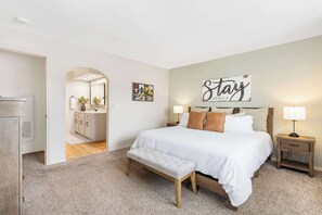 Apartment, Mehrere Betten, Terrasse, Gartenblick (Branson Cozy Bungalow) | 2 Schlafzimmer, individuell dekoriert, individuell eingerichtet