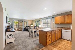 Apartment, Mehrere Betten, Terrasse, Gartenblick (Branson Cozy Bungalow) | Innenbereich