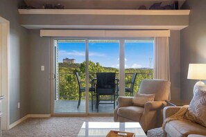 Living area - Branson Lakefront Luxury - Water Views (Branson)
