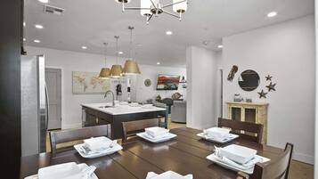 Condo, várias camas, varanda, vista para a montanha (By the Sea) | Opções para refeição