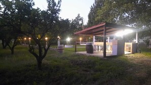 Outdoor dining - Neocastrum Farmhouse (Santa Eufemia Lamezia)