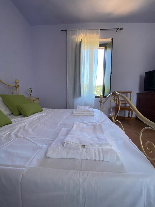 1 bedroom, travel cot, free WiFi, bed sheets - Neocastrum Farmhouse (Santa Eufemia Lamezia)