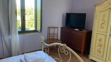 1 bedroom, travel cot, free WiFi, bed sheets