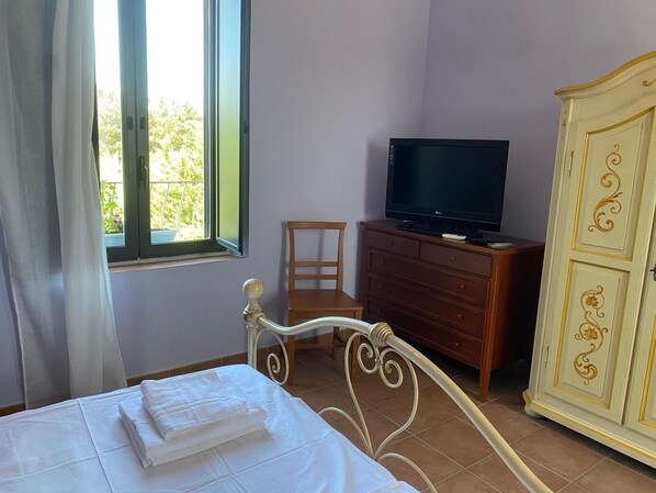 1 bedroom, travel cot, free WiFi, bed sheets