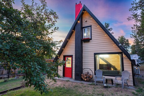 8 Minutes to Glacier National Park A-Frame With Hot Tub