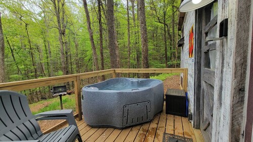 Chipmunk Chalet Tinyhome, nestled in the Chattahoochee National Forest w/hot tub
