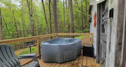 Chipmunk Chalet Tinyhome, nestled in the Chattahoochee National Forest w/hot tub