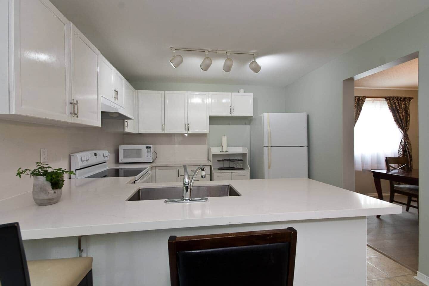 Kylskåp, mikrovågsugn, ugn och spishäll