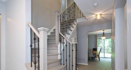 Lake Simcoe 4-Bedroom Home 5 Minutes to Beach Park