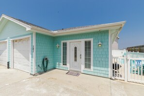 Exterior - Fun 2 Bedroom Pets Pool Sleeps 6 (Port Aransas)