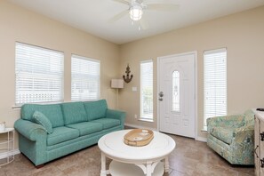 Living area - Fun 2 Bedroom Pets Pool Sleeps 6 (Port Aransas)