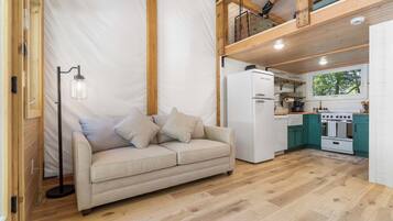 Cabin, 1 giường cỡ king và sofa giường, sân hiên, quang cảnh núi (Cedar Creek) | Nội thất