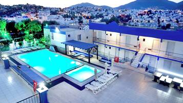 Kauden mukainen ulkouima-allas