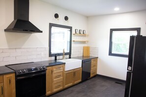 Fridge, microwave, oven, stovetop - 5 Minutes State Park-Newly Renovated Luxury Home 3BR 2 Bath - USA Side (Niagara Falls)