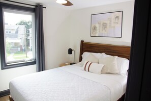 3 bedrooms, desk, iron/ironing board, travel cot - 5 Minutes State Park-Newly Renovated Luxury Home 3BR 2 Bath - USA Side (Niagara Falls)