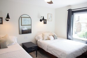 3 chambres, bureau, fer et planche à repasser, lit de bébé portatif