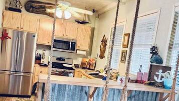 Geladeira, micro-ondas, fogão, cooktop