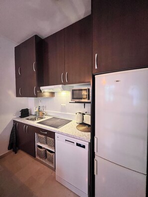 Jääkaappi, mikroaaltouuni, liesi, astianpesukone