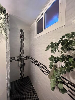 Secador de cabelo, toalhas de banho, sabonete, shampoo