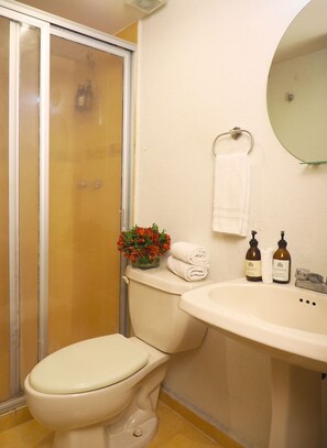 Business Apartment | Bathroom | Towels - Loft Berlin by The Local Way (Mexico City)