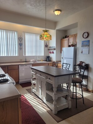 Fridge, microwave, oven, stovetop -  Walk  to Town Cnt, Family Friendly, 2 bd 2 bth, Mnt View, Deck-Grill-Wildlife (Cripple Creek)