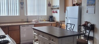 Immaculate! 2 bed 2 bath One Block to Downtown, Mnt View, Deck-Grill-Wildlife