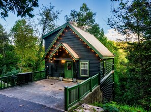 Exterior - Indoor Pool & Movies - Near DT Gatlinburg (Gatlinburg)