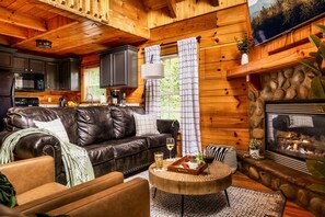 Smart TV, fireplace, video games, books - Indoor Pool & Movies - Near DT Gatlinburg (Gatlinburg)