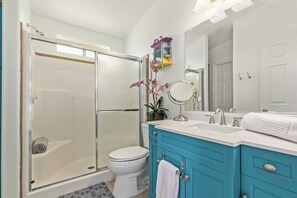 Shower, hair dryer, towels, soap - Tiny Home Getaway in Arizona-Mountain views in Rural Area (Maricopa)