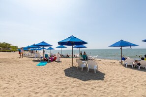 Una spiaggia nelle vicinanze