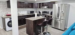 Kylskåp, mikrovågsugn, ugn och spishäll