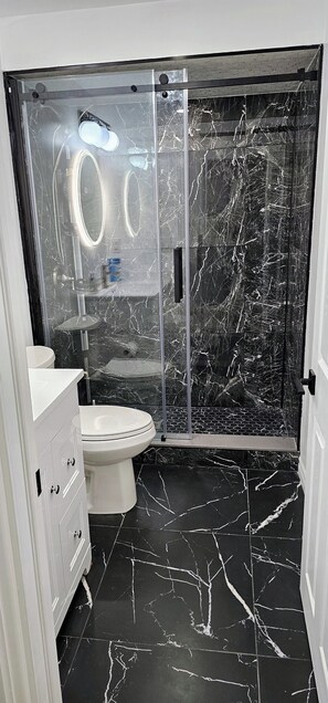 Articles de toilette écologiques, sèche-cheveux, serviettes fournies