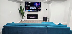 TV connectée, cheminée, jeux vidéo, chaîne hi-fi