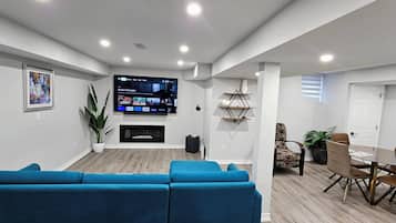 Smart TV, lareira, videogames, aparelho de som