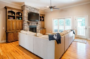 Smart TV, fireplace
