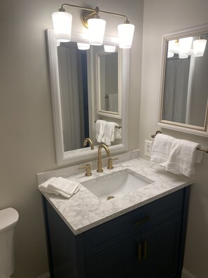 Secadora de cabello, toallas, jabón, papel de baño 