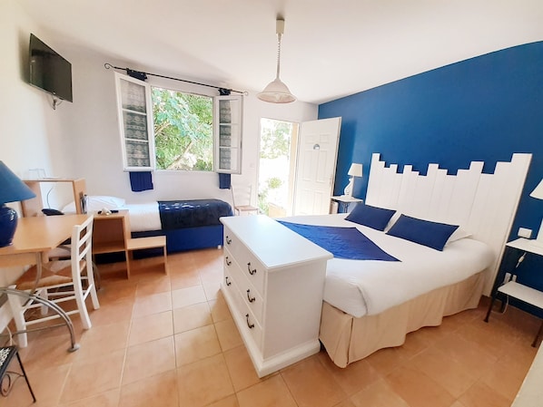 Quarto triplo conforto | Roupas de cama premium, cofres nos quartos, individualmente decorados