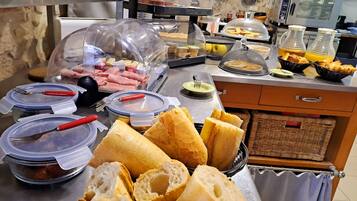 Sarapan prasmanan setiap hari (EUR 12 per orang)