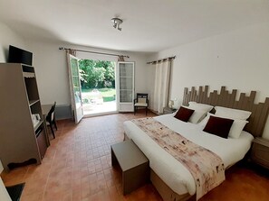 Quarto casal conforto | Roupas de cama premium, cofres nos quartos, individualmente decorados