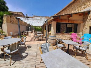 Terrace/patio - Hôtel Restaurant Le Clos Des Capitelles (Uchaud)