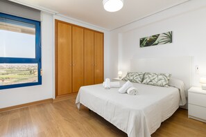 2 chambres, fer et planche à repasser, Wi-Fi gratuit, draps fournis