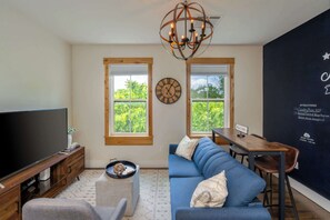 Condo, 1 Queen Bed with Sofa bed, Kitchen | Living area