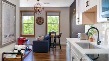Condo, 1 Queen Bed with Sofa bed, Kitchen | Private kitchen | Fridge, microwave, oven, stovetop