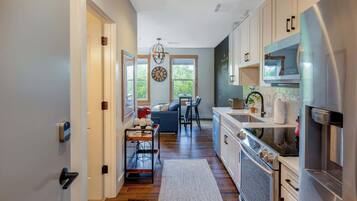 Condo, 1 Queen Bed with Sofa bed, Kitchen | Private kitchen | Fridge, microwave, oven, stovetop